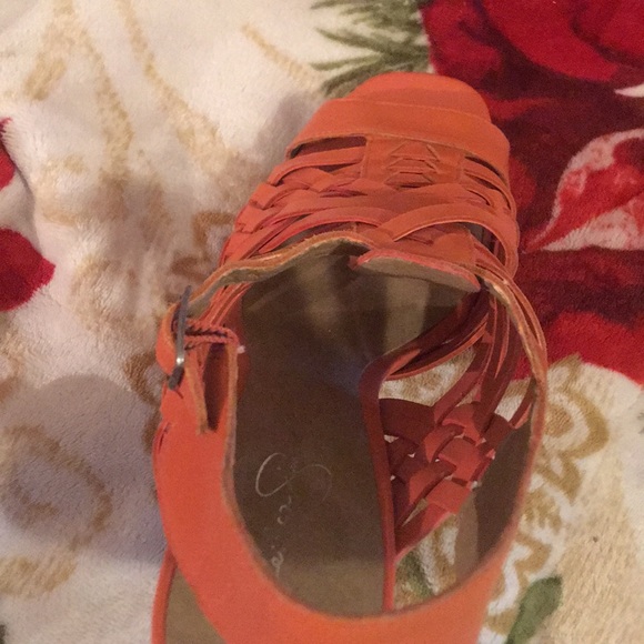 ❗️🔥 Orange heels❗️🔥 8.5 in women’s😱 very comfy - Picture 4 of 5